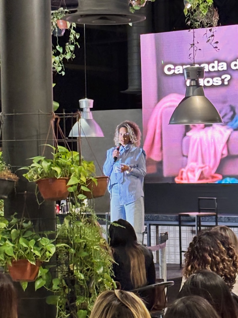 Renata Surminski falando ao microfone no evento Network Entre Elas